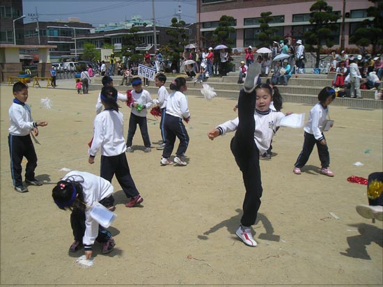 발차기를 하고 있는 것이 절대 아님. 3학년 친구들은 지금 제기차기 중. 